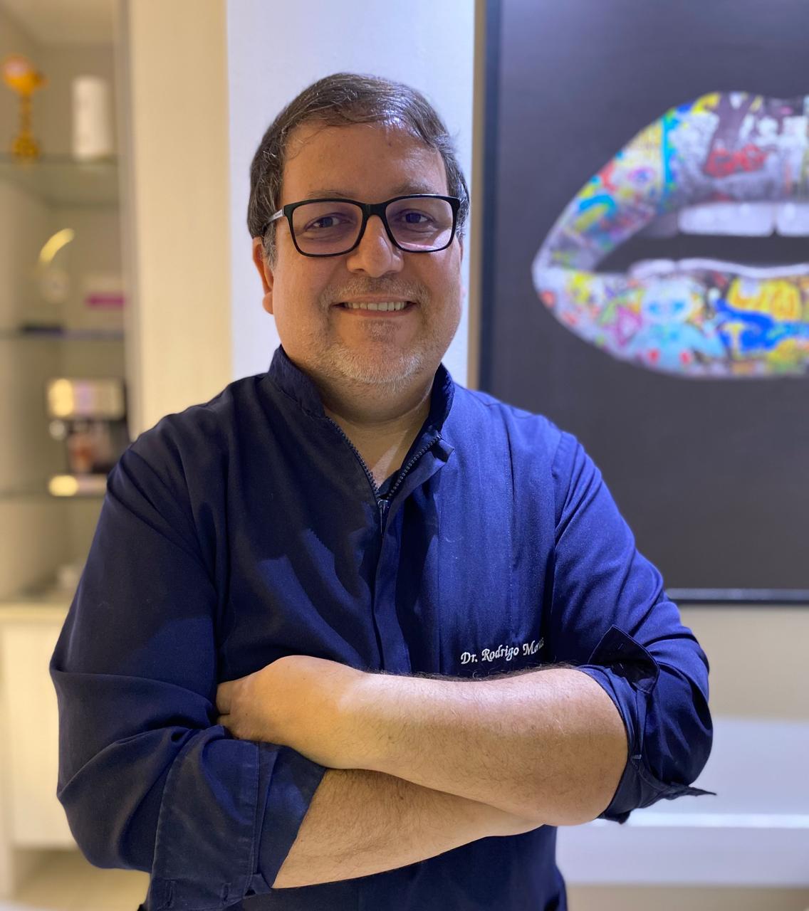 Dr. Rodrigo Moraes — Especialista em Implantes Dentários em Recife